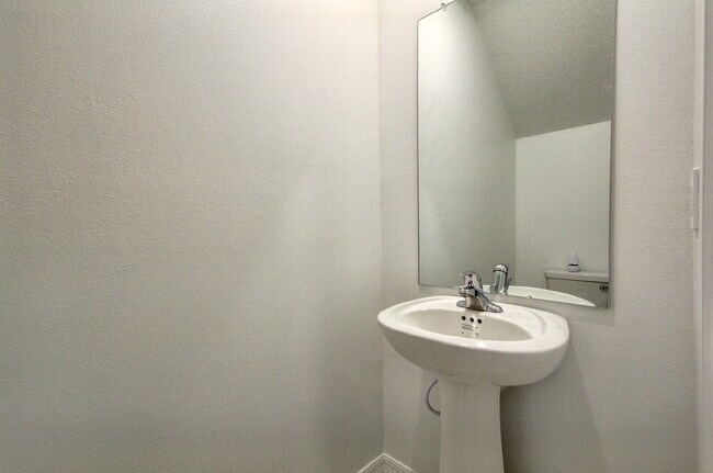 Building Photo - "Charming 3-Bedroom Home with 2.5 Baths in...