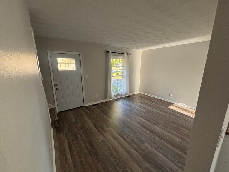 Building Photo - 895 N Cedar Rd