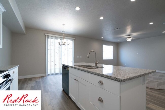 Building Photo - Modern 4-Bed Townhome in Hurricane Heights