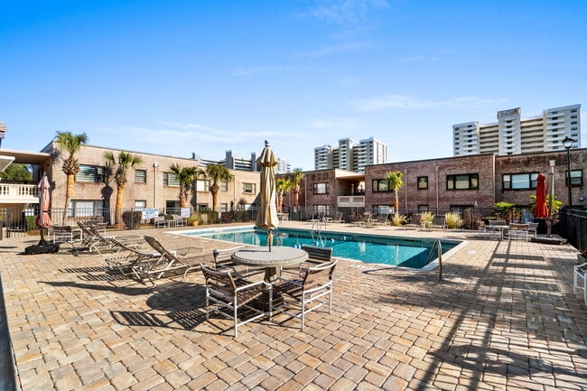 Building Photo - 10100 Lakeshore Dr