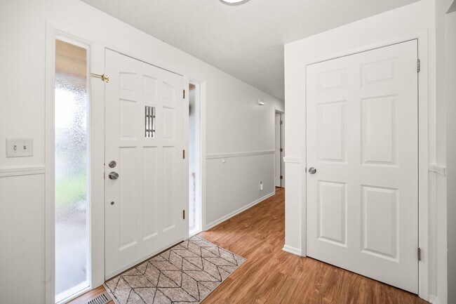 Building Photo - Available Now!! 5 Bedroom, 3 Bathroom Ranc...