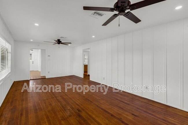 Building Photo - 2335 W Morten Ave