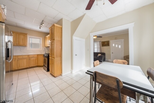 Building Photo - 529 Ainsworth St