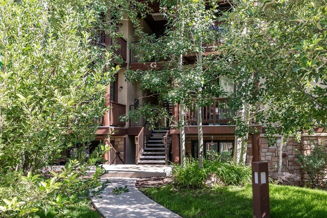 Building Photo - Pinebrook Condo Near Bus Line