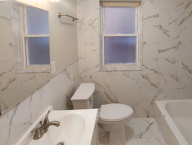 Building Photo - 4835 Lee St