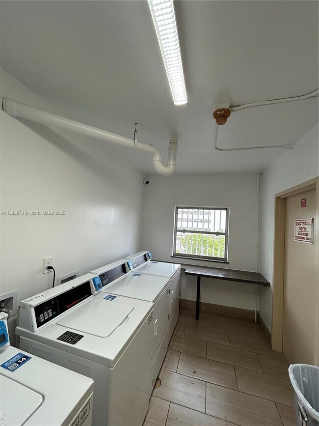 Building Photo - 1455 N Treasure Dr