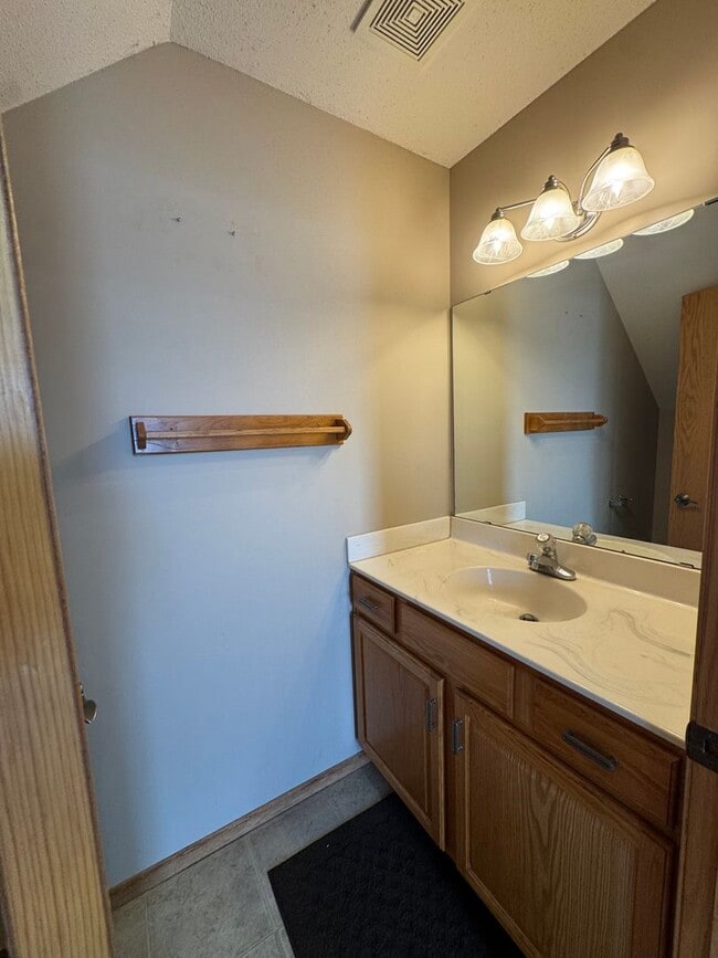 Building Photo - Townhome SW Rochester Mn 2 bedroom 2 bath ...