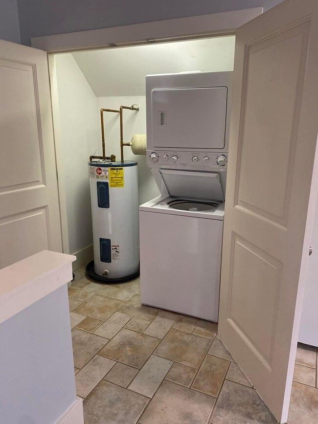 Building Photo - One Bedroom One Bath Carriage House for rent