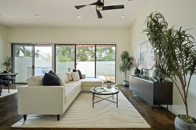 Building Photo - 2017 Kinney Ave