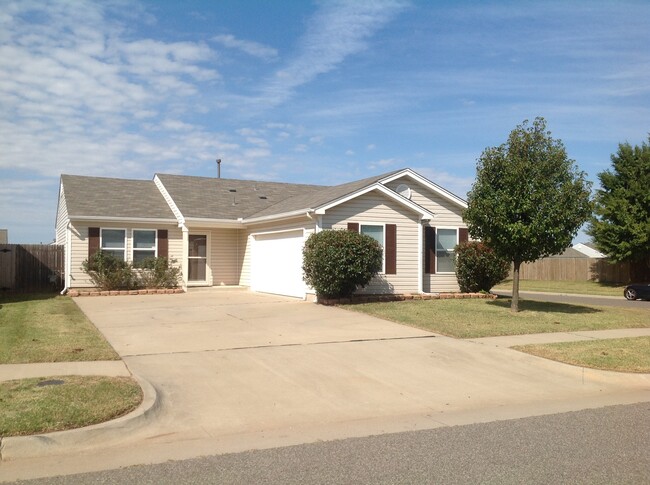 Primary Photo - Charming 3-Bedroom Home in Moore Schools D...