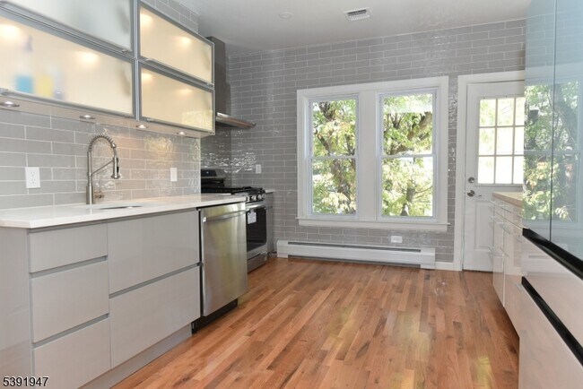 Building Photo - 454 Park Ave