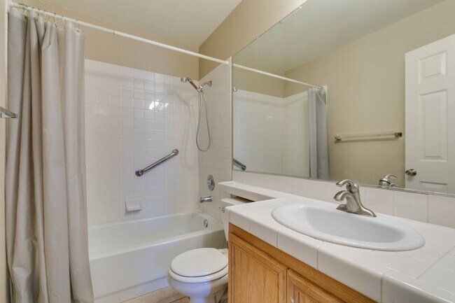 Building Photo - Charming Single-Story Home with Spa & Covered Patio Near Spencer & Wigwam in Las Vegas