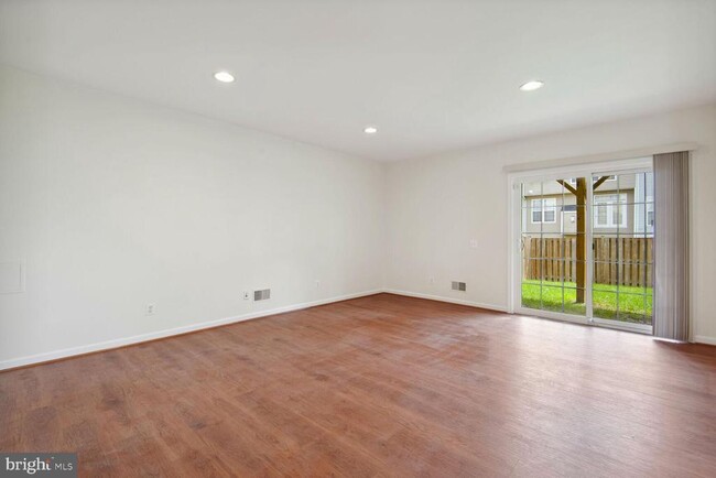 Building Photo - 15041 Clementine Way