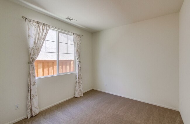 Building Photo - Beautiful Sky Ranch home with Spectacular Views!