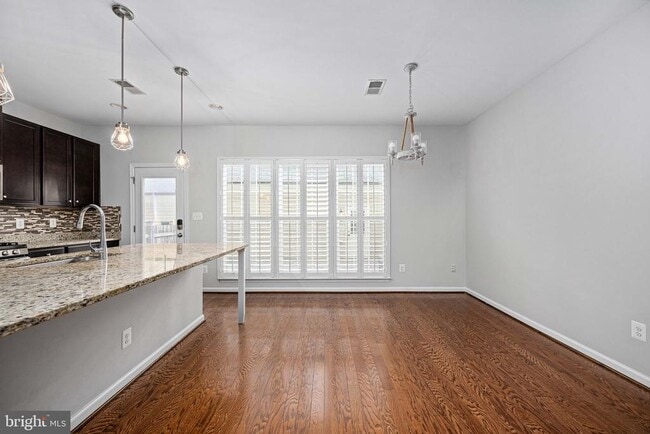 Building Photo - 214 Almond Dr