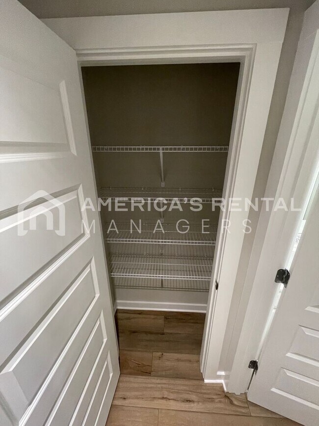 Building Photo - Home for Rent in Weaver, AL!!! Available to View Now!!! Sign a 13-month lease by 5/31/2026 and re...
