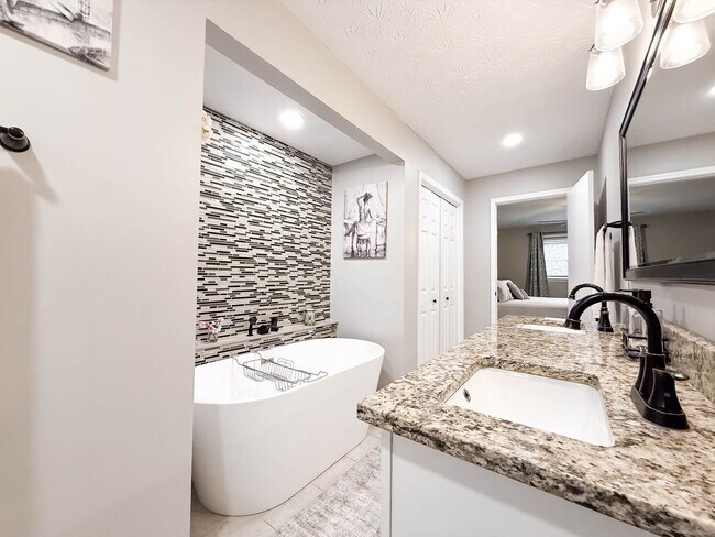 Building Photo - NO APPLICATION FEE FOR 72 HOURS! Spacious Fully-Furnished 5-Bedroom Home | Mid-Term Rental in Gre...