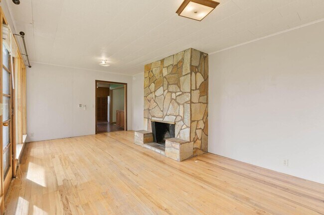 Building Photo - Quaint, inviting 4-bdrm/2-bath home in Cloverdale. Serene living, huge yard, covered patio