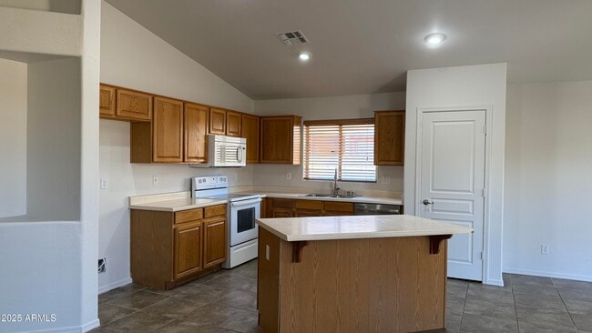 Building Photo - 734 E Iris Dr