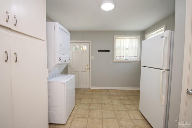 Building Photo - 1221 E Hernandez St