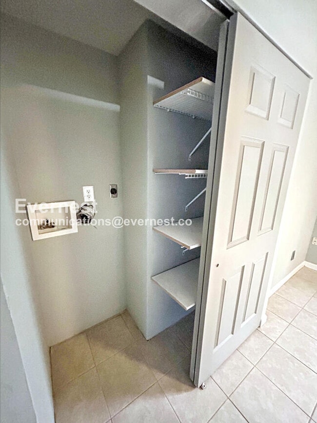 Building Photo - Cozy Home with Driveway Parking and Laundry Hookups