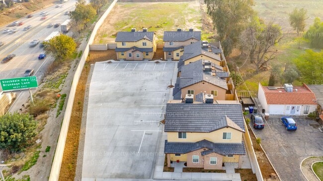 Building Photo - Bluehorse Townhomes