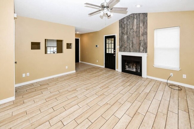 Building Photo - 2213 Dickens Dr