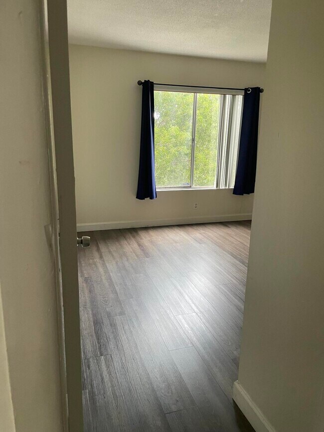 Building Photo - 1500 Crescent Cir