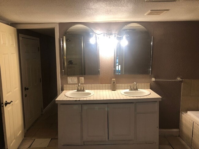 Building Photo - 2 bedroom 2 bath mobile home