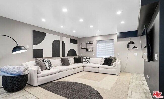 Building Photo - 615 6th Ave