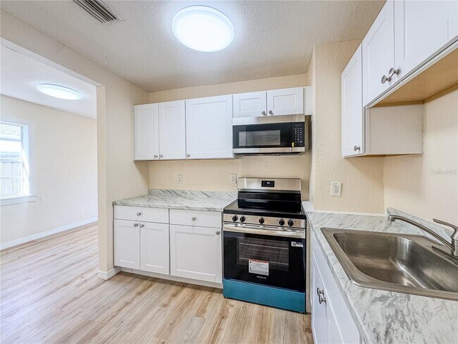 Building Photo - 2017 Hemlock St