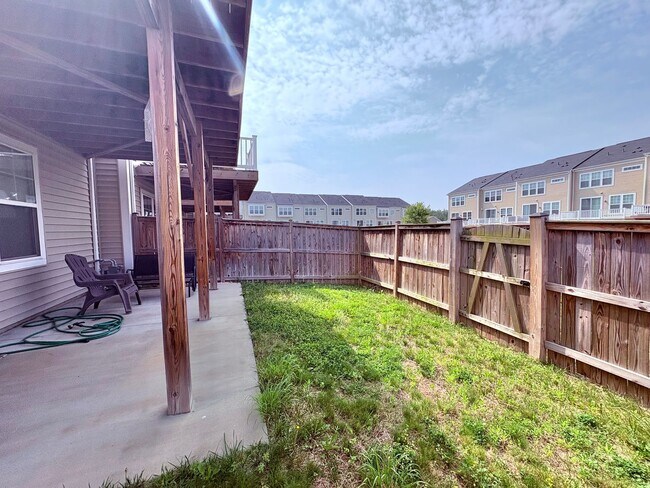 Building Photo - EMBREY MILL - END UNIT TOWNHOUSE