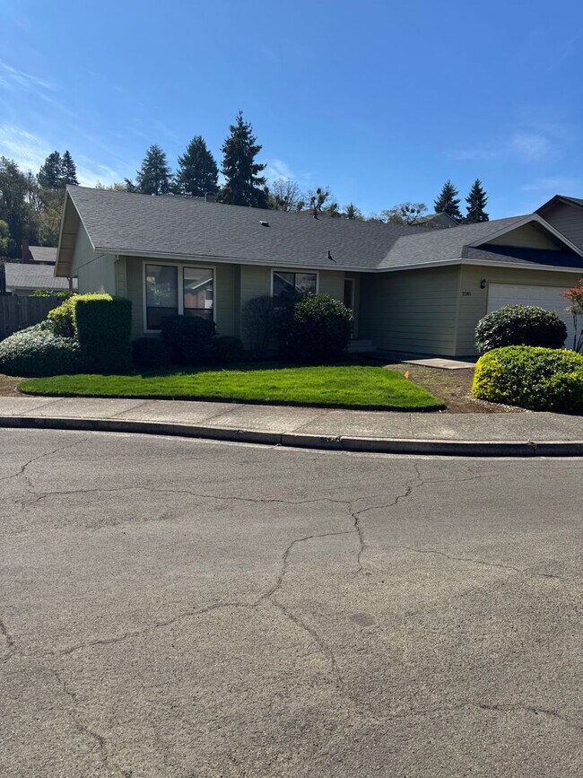 Building Photo - Hucrest 3 bedroom 2 bath home with garage