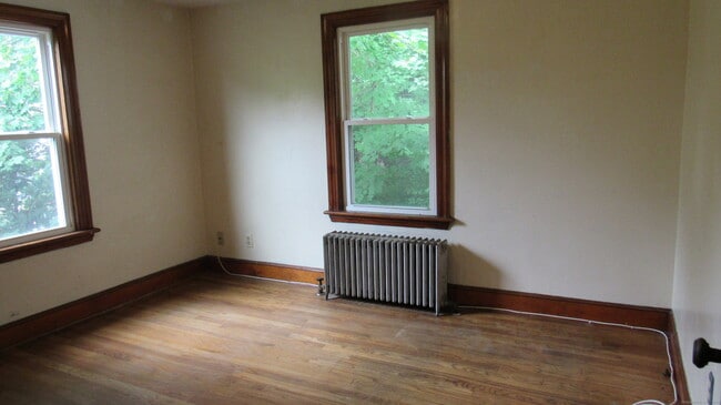 Building Photo - 183 Harwinton Ave