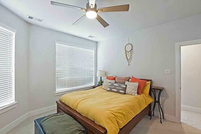 Building Photo - Dallas Gated Corner Townhome