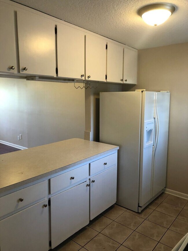 Building Photo - 2 Bed 1.5 Bath Townhome Located in Jacksonville Beach - Fenced in Yard!