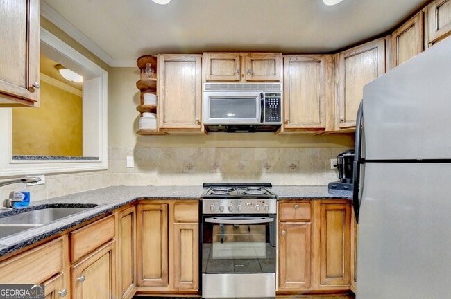 Building Photo - 8910 Pinehurst Cove