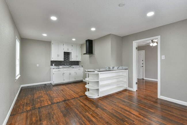 Building Photo - Beautifully Renovated 1BR Duplex with Marble Shower & Natural Light