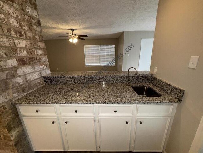 Building Photo - 3214 Three Pines Dr