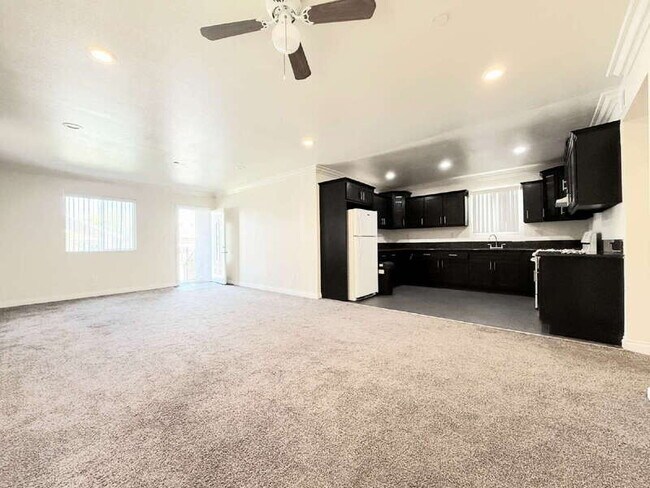 Building Photo - 114 W 50th St