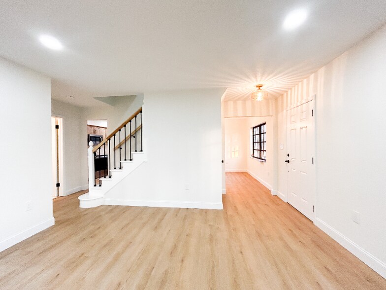 Building Photo - 417 66th Ave S