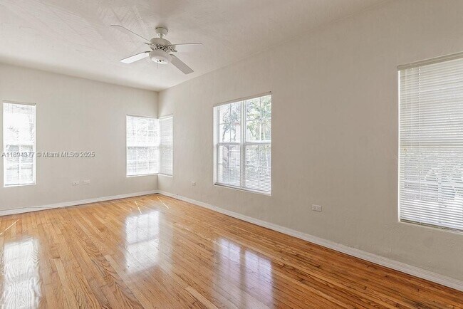 Building Photo - 32 Calabria Ave