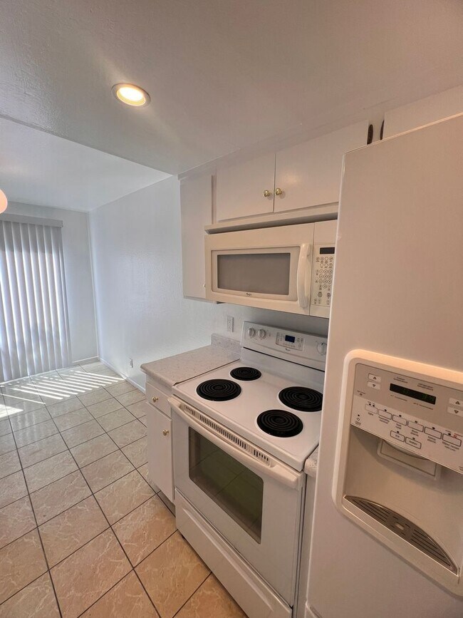 Building Photo - 3275-3275 Hilltop Dr