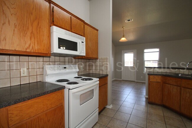 Building Photo - Modern Comforts & Great Location – Elms Ru...