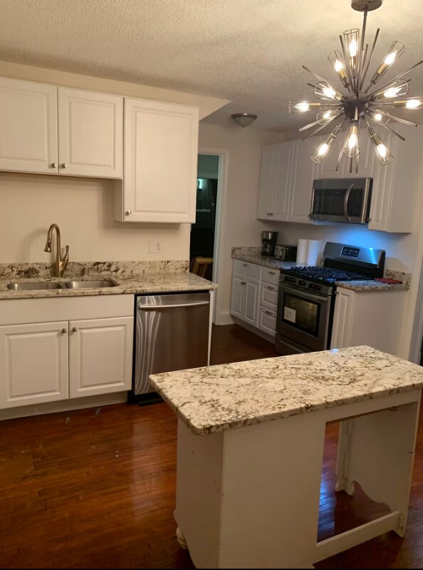 Building Photo - 2818 Dupont Ave N