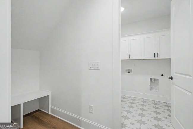 Building Photo - 347 E Crestwood Rd