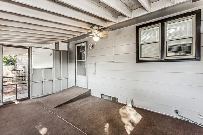 Building Photo - Spacious 3-Bedroom Home for Rent with Basement and Garage!