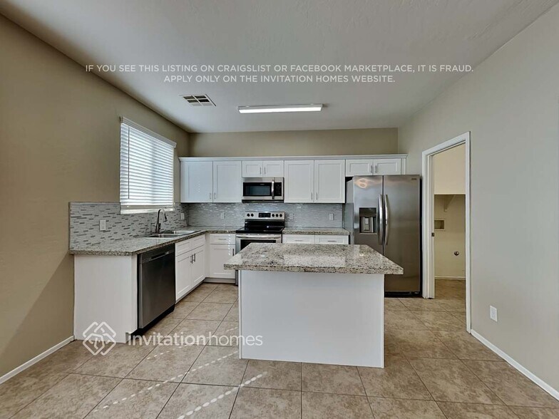 Building Photo - 17503 W Lisbon Ln