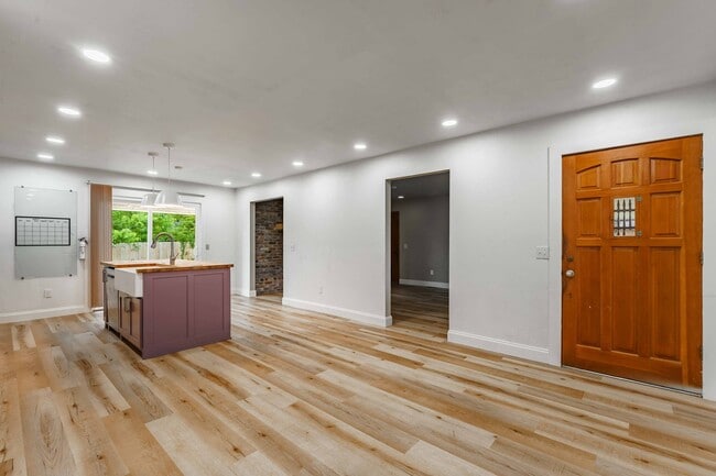 Building Photo - Charming 4-Bedroom Home with Spacious Yard in Rogers