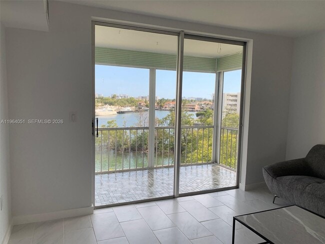 Building Photo - 2980 Point E Dr